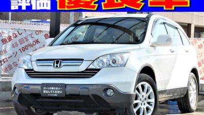 CR-V　ZL　上質な装備が整ったSUV❗❗　本革シート&パワーシート✨　白レザーと本革巻きステアリングなので高級感満載💎🌟　シートヒーターやデュアルエアコンも付いており、冬場には大活躍間違いなし🔥　走行中フルセグTV・DVD視聴可能なKENWOOD製SDナビ🆗　バックカメラも付いておりますのでどなたでも運転しやすいです😆　大阪店唯一の車種のためご検討中のお客様は早急にお問い合わせください📞　《1年保証付》