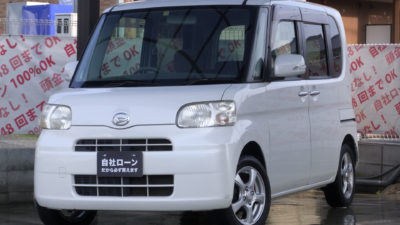 TANTO　タント　Xリミテッドセレクション　走行距離75,000km☆　なんと❗❗　軽にフリップダウンモニター付けています✨　とってもレアです🤩　後席の方も嬉しい👍　左側センターピラーレスの大人気軽ハイトワゴン！！　社外メモリーナビで走行中フルセグTV・DVD視聴可🌞　商談に入るのが早すぎて入荷が追い付きません💦　購入ご希望の方、まずはご連絡ください！！　社外LEDヘッドライト球お付けします♪《1年保証付》