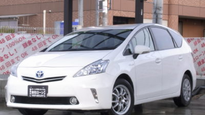 PRIUS　α　プリウスアルファ　G　～7人乗りType・3列シート～　【上級グレード】　人数も多く乗れる7人乗りに大画面フリップダウンモニター付いています🙌　走行中フルセグTV・DVD視聴可能✨　走行距離8万Km台❗❗　駐車も安心のバックカメラ💠　もちろん燃費も抜群です(^_-)-☆　Gグレードなので革巻きステアリングやクルーズコントロールなど装備も充実しています⭕　《1年保証付》