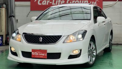 CROWN　クラウン アスリート　ナビパッケージ 　★総合評価優良車★　👑社外フロントリップスポイラーのドレスアップカー！👑　🔥サンルーフ＆黒革シート＆純正マルチ全部ついてます！これぞ三種の神器！⚡　今までのクラウンに比べスポーティーな見た目がＧＯＯＤ！　全ドアイージークローザーがついており半ドアの心配いらずです！　ビルドインETC&クルーズコントロールで高速巡行や遠出も楽々♪　✨車検２年付き✨