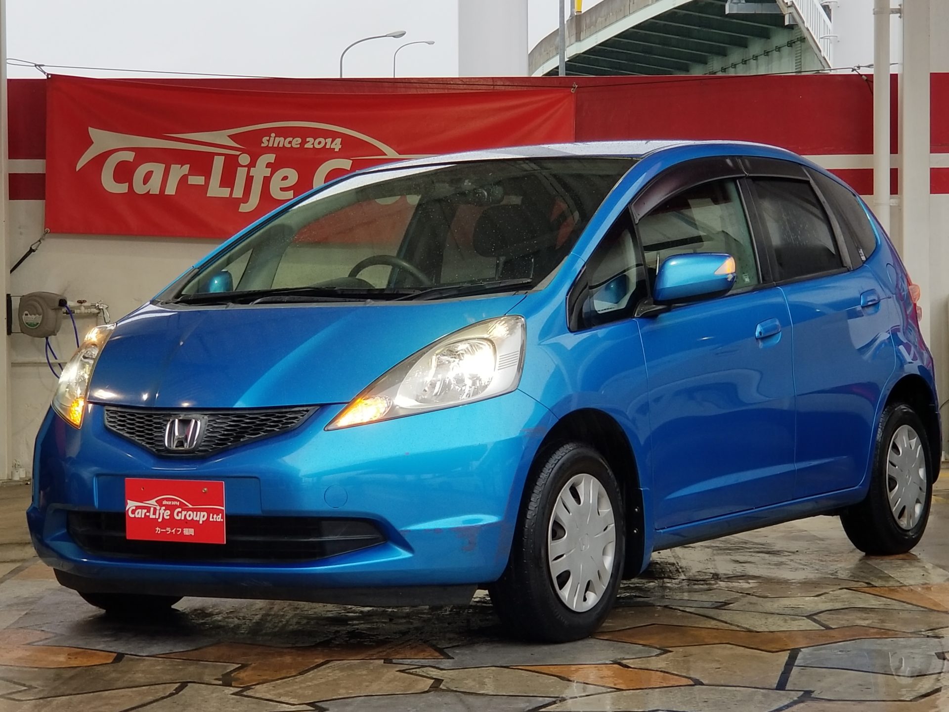 フィットブルー ドライブレコーダー搭載車だから安心して運転ができる バックカメラ付で駐車も楽々 無料宅配サービス対象車 カーライフ福岡店のレンタカー 1時間0円からの格安レンタカー