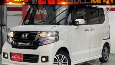 NBOX　カスタム　特別仕様車　SSパッケージ　 ★車検２年付き★　～特別なNBOXを特別なあなたへ～　軽ハイトワゴンの先駆け！！人気のNBOXのパールがTOKYO店に仲間入りしました(^○^)充実装備の☆SSパッケージ☆お探しの方も多い乗り降りラクラクの両側パワースライドドア♪軽自動車についているのが驚き！！！寒い日でも安心の前席シートヒーター付！！家族連れでも安心のシートバックテーブル付きで車内が食卓に早変わり♫あなたの代わりに安全を守る☆シティブレーキアクティブシステム☆付で町中のあらゆる危険を見張ります！！！