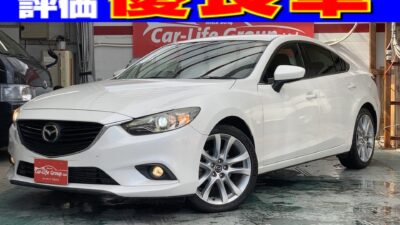 アテンザセダン　XD   ★総合評価優良車★人気の先進のMAZDA車が✨✨月々3万円台～✨✨　TOKYO店初入庫(ﾟ∀ﾟ)大人気の現行セダン！！人気のSKYACTIVEモデル！！環境に最大限配慮したクリーンディーゼル！！燃料費も安いので維持費もお安く抑えられます♪クルーズコントロール付きで高速巡航もラクラクです！！このクラスには珍しく１９インチの大径アルミホイール装着なので見た目のインパクトも十分です（＾ν＾）パドルシフト付であの頃のマツダを思い起こさせるような走りをあなたの手に・・・・・！！嬉しい車検２年付！！内外装程度良好♪