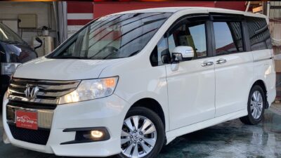 ステップワゴン　スパーダZ　HDDナビエディション 　ホンダのお手頃大人気ミニバン！！広々車内で扱いやすい5ナンバー車！！！！！人気の両側パワースライドドアとフリップダウンモニター付でファミリーユースにもオススメです！！人気グレード☆スパーダZ☆かっこよくカスタムされている1台です！！当店の人気キャラに付きお問い合わせはお早めにどうぞ！！！！車検も嬉しい2年付き（＾ν＾） 8人乗り