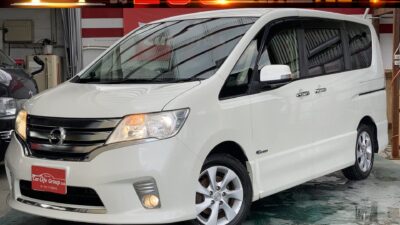 セレナ　HV　ハイウェイスター　Sーハイブリッド　    ★総合評価優良車★　☆人気のハイブリッド！しかも８人乗れる！☆ミニバンで根強い人気を誇るーセレナーがハイブリッドで入庫致しました♪死角もカバーするフロントカメラ！後方の視界を確保するリアカメラ！狭路でも安心のコーナーセンサー！！まさに安心の１台♪乗り降り積み下ろしもラクラクの両側スライドドア！！お探しの方も多いハズ！！！後席のご家族も退屈しないフリップダウンモニターで長距離ドライブも安心です♪ミニバンでは少ないハイブリッド！！！家計に優しいので浮いたお金で贅沢しちゃいましょ～✨✨