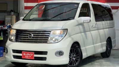 エルグランド　ハイウェイスター　  大人気即売れ！　バックカメラで駐車ラクラクで安心♪　両側パワースライドドアで買い物などで重い荷物などを持っていても乗り降りラクラクです！　社外ホイールでバッチリ決まっております♪車検たっぷり令和5年2月まで(‘◇’)ゞ