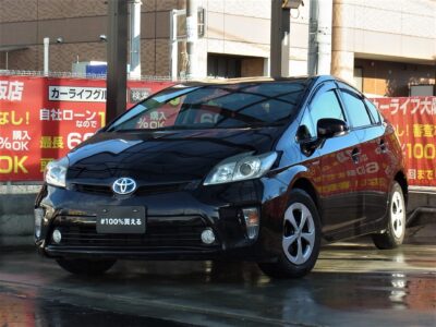 PRIUS　プリウス　S　【360°動画 大好評実施中】　オシャレカラーのボルドー色🟪　純正SDナビでフルセグTV・DVD視聴やBluetoothAUDIO接続可能🔊🎵🎶　いつでもどこでもお好きな音楽を車内で楽しむことができます💿👏　抜群の燃費(カタログ燃費ＪＣ０８モード３２．８km／Ｌ)で経済的にも嬉しい👛　２．４Ｌ車並みの加速フィーリングを楽しめます😆　🌜大阪店専用HPにて360°画像💫&動画🎥を随時更新中❗carlifegroup.jp で検索🕵️‍♂️🌛《1年保証付》