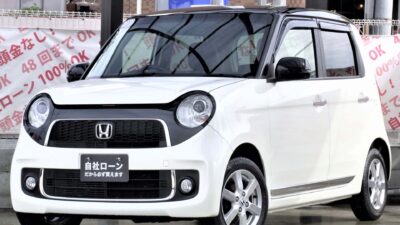 N-ONE　プレミアム　ホンダNシリーズの大人気車両がついに大阪店に登場✨　高い安全性能と快適性を詰め込んでおり、カタログ燃費20km/L以上を記録した超高性能軽自動車🍀　白と黒のツートンカラーが見た目も惹きたてています😎　小さく可愛い見た目ですが最大限に室内空間を広げた設計で、ゆったり乗ることができます🤱　後席を倒すとさらに広く室内を使用できるため、お荷物もたくさん積み込むことができ、お買い物に最適です🛒　デザイン性💎・燃費⛽・高年式✨を気にされている方に超オススメの車両です🎉　🌜大阪店専用HPにて360°画像💫&動画🎥を随時更新中❗carlifegroup.jp で検索🕵️‍♂️🌛《1年保証付》