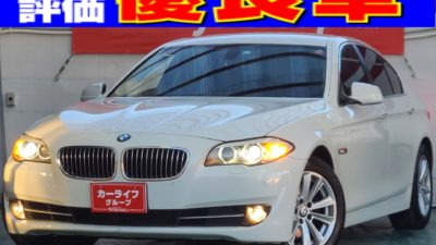 BMW523i　 ハイライン　   ☆総合評価優良車☆　車検2年付　大人に人気の５シリーズ👍<br> ３シリーズよりも大きめだけどナビもバックモニターも標準装備👌　 技術の粋を集めたダウンサイジングターボだから、速いし🚀アイドリングストップするので燃費良い😆　 しかも　ウッド調パネルや本革が大人の世界を演出してくれる、ハイラインは、 だれもが憧れる一台です🌟