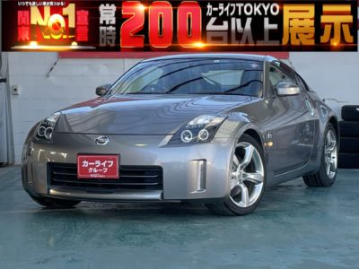 FAIRLADY Z　フェアレディZ　   ☆VQ35HRエンジン312馬力！！☆　インナーブラック社外ヘッドライトでカスタマイズ！　☆★☆王道スポーツカー！日産のフェアレディZ！★☆★　ビートソニックを使用することによってBOSEオーディオ搭載のまま社外カーナビ取り付け致しました！BluetoothやフルセグTV、DVDなど使えます♪　革巻きハンドル、本革パワーシート格が違う素敵な内装！　日本伝統のスポーツカーを車検2年付きでお楽しみください(*´ω｀*)