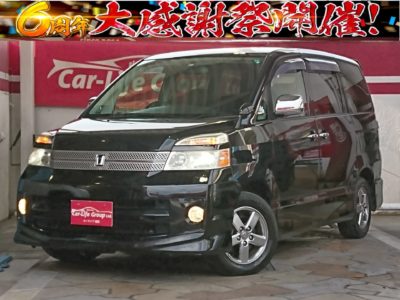 ヴォクシー　Z　煌　低価格車両！！　8人乗り！　両側パワースライドドアで乗り降り楽々♪　室内スペース広々です♪♪♪　今、流行りの車内テレワークでも使えます！！　車検タップリ付いてます♪♪♪　月々1万円台です♪♪♪　お得な車両です♪♪♪