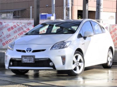 PRIUS　プリウス　Ｓツーリングセレクション　【上級グレード】　～30系後期～　人気のツーリングセレクショングレード✨　走行距離６万Km台❗❗　機能充実のパナソニックストラーダHDDナビでフルセグTV・BluetoothAUDIO可能🎵　安心のバックカメラ!!　鮮やかな2連LEDヘッドライト💎　燃費を重視される方は間違いないハイブリッド車です🍀　ツーリング専用AW!!　《1年保証付》