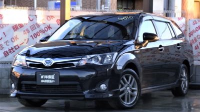 COROLLA　カローラフィールダー　ハイブリッド　G　エアロツアラー・W✖B　【特別仕様車グレード】　黒を基調にアクセントとして白を配したスタイリッシュな内装などで好評❗　カタログ燃費33.0km/L⛽　フルセグTV・DVD視聴・BluetoothAUDIO可能のSDナビ💠　ナノイー搭載エアコンで空気も綺麗な室内🌲　大人の方もゆったり乗れるミニマムサイズのクルマです(^^♪　《1年保証付》