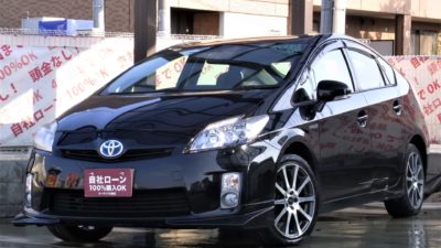 PRIUS　プリウス　Sツーリングセレクション　前期　上級グレードSツーリング💎　前期モデルなので月々のお支払いもリーズナブル🍀　ハイブリッドならではの低燃費でお財布にやさしいお車です⛽　走行中TV・DVD視聴可能🎵🎶　バックカメラ付きで駐車も楽々📸　上級グレード専用2連LEDヘッドライトやフロントリップ、TRD17インチホイールで見た目もGOOD👍　ビルトインETCも付いており、納車後すぐに遠出も可能です🗾　早い者勝ちのため早急にお問い合わせください📞《1年保証付》