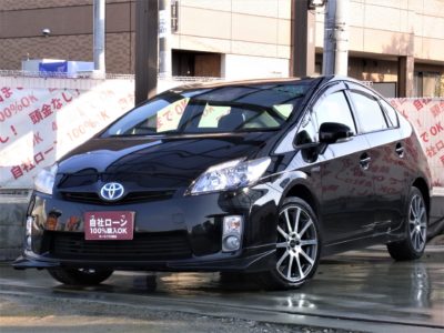 PRIUS　プリウス　Sツーリングセレクション　前期　上級グレードSツーリング💎　前期モデルなので月々のお支払いもリーズナブル🍀　ハイブリッドならではの低燃費でお財布にやさしいお車です⛽　走行中TV・DVD視聴可能🎵🎶　バックカメラ付きで駐車も楽々📸　上級グレード専用2連LEDヘッドライトやフロントリップ、TRD17インチホイールで見た目もGOOD👍　ビルトインETCも付いており、納車後すぐに遠出も可能です🗾　早い者勝ちのため早急にお問い合わせください📞《1年保証付》