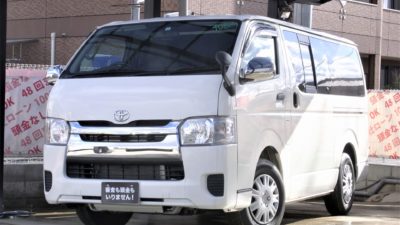 HIACE　ハイエースバン　ロングDX　～6人乗りType～　大人気のTOYOTAハイエースバン💥　★人気の4型フェイス顔面スワップ★　ロングで荷物もたくさん載ります📦　内外装美車で荷室も使用感が感じられないほど綺麗です👏　こんなに内装キレイなバンは珍しい⁉️🤩　前席と後席を仕切るカーテンやミラー型ドライブレコーダーも付いています✨　お問い合わせはお早めに!!　※走行中フルセグTV・DVD視聴可の社外メモリーナビ付いています!!　《1年保証付》