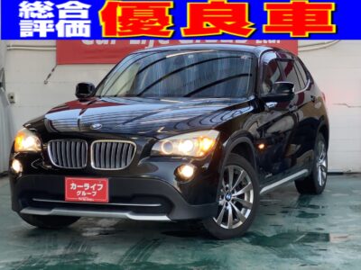 BMW X1　X ＤＲＩＶＥ25i    ☆総合評価優良車　4ＷＤ☆　　SUVタイプだけど小さめボディで取り回しもラクラク♪1度は乗りたい憧れのBMW入りました。スタッドレスタイヤ付きでどこでも安心の走破性！！乗ればわかるBMWの癖になる操作性！！いま、あなたの手に・・・・・　☆車検2年付☆