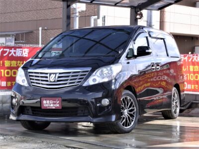 ALPHARD　アルファード　240S　プライムセレクションⅡ　【特別仕様車グレード】　～7人乗りtype～　「上品」「洗練」を特長としたハイクラスミニバン👑　アルカンターラシートにキャプテンシート&オットマンやウッドパネルなどでラグジュアリーな室内🎵　パワーバックドア＆バックドアイージークローザーなどを特別装備✨　障害物センサー、ドライブレコーダーなど装備もGood👍　社外18インチAWで外装もバッチリです😉　※大変人気の車種ですのでお問い合わせはお早めに❗❗　《1年保証付》