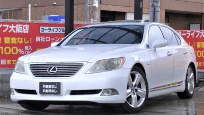 LEXUS　レクサス　LS　460　ドライビング性を重視した「バージョンS」　言わずと知れたLEXUSブランドのフラッグシップセダン👑　クルーズコントロールやパドルシフトなど快適で楽しい走りが可能🚀　内装もサンルーフや黒本木目調パネルにシートヒーター&エアー、ハンドルヒーターなど他にも高級装備が多数✨　アルカンターラルーフを施した豪華な内装💠　お問い合わせの多い車両ですのでお早めにご検討下さい(^_-)-☆　《1年保証付》