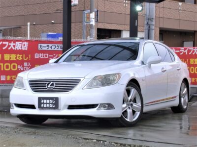 LEXUS　レクサス　LS　460　ドライビング性を重視した「バージョンS」　言わずと知れたLEXUSブランドのフラッグシップセダン👑　クルーズコントロールやパドルシフトなど快適で楽しい走りが可能🚀　内装もサンルーフや黒本木目調パネルにシートヒーター&エアー、ハンドルヒーターなど他にも高級装備が多数✨　アルカンターラルーフを施した豪華な内装💠　お問い合わせの多い車両ですのでお早めにご検討下さい(^_-)-☆　《1年保証付》