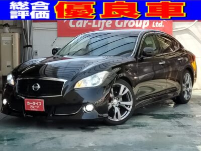 フーガ　370GT　★総合評価優良車★　出ました！！日産が誇る人気のセダン♪ハイパワー３７００ｃｃ搭載+迫力のある純正デカバンパー装備の上級グレードー370ＧＴーバックカメラ・サイドカメラ付で幅寄せも駐車も思いのままです♪快適性重視の車内空間はハーフレザーシート装備でオーナーを暖かく迎え入れてくれます!(^^)!より自然の風に近い空調を実現したフォレストエアコン付！！夏場も快適です！！　☆車検2年付☆