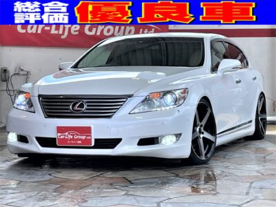 レクサス　ＬＳ４６０　★バージョンＣ・Ｉパッケージ・中期型★人気のレクサスＢＩＧセダン！！レクサスプレミアムサウンド内蔵でメディア機能も充実の１台！！ＤＶＤ６連奏・Ｂｌｕｅｔｏｏｔｈ・フルセグ！！リア３面電動シェード・プライバシーもＯＫ！！エアサスコントローラ・ワイヤレスリモコンで社外から車高調整自由自在！！社外２０インチＡＷ＆納車時新品タイヤ装着！！☆内外装美車☆総合評価優良車☆