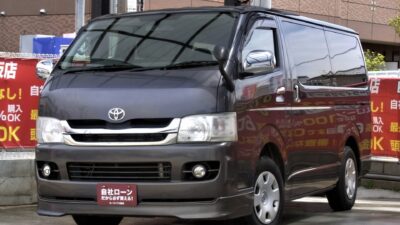 HIACE　ハイエースバン　スーパーGL　【200系の最上級グレード】　超人気グレード『スーパーGL』💎　✨✨ワンオーナー車両✨✨　フォグランプやAUTOヘッドライトなど、他のグレードには無い装備が盛りだくさん✨　carrozzeriaメモリーナビで走行中フルセグTV･DVD視聴可能📺　Bluetoothオーディオ付き🎵🎶　ワンオーナーならではの綺麗な内外装✨　汚れや傷が目立ちにくいグレーメタリックカラーなので現場仕事で使用してもお手入れ楽々です👷　《1年保証付》