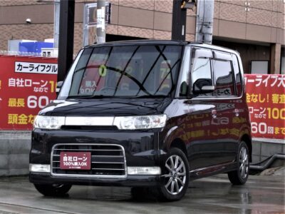 TANTO　タント　カスタム　VS　月々14,600円～購入できるお手軽軽ハイトワゴン🚙　社外HDDナビで走行中DVD視聴可能📺　上位グレードにしかない大きな収納スペース📦　後席もフルフラット可能なので自転車などの大きな物も積み込み可能🚲　プラズマクラスターイオンで食べ物などの嫌なニオイも除去できます✨　内装はグレード専用のハーフレザーシートで高級感抜群💎　当店超人気車両です💣　《1年保証付》