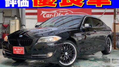 BMW 528i　☆総合評価優良車☆　大人に人気の５シリーズ👍 ３シリーズよりも大きめだけどナビもバックモニターも標準装備👌　 ウッド調パネルや全席レザーシートが大人の世界を演出してくれる、誰もが憧れる一台です🌟　社外フロントグリル＆社外20インチアルミホイールで見た目もキマッテます！