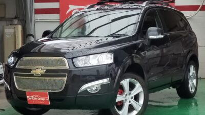 CAPTIVA   シボレー　キャプティバ　★総合評価優良車★おやおや～オシャレなアメリカンSUVが✨✨ＴOKYO店初入庫✨✨のようですよぉ( ﾟДﾟ)人気の４WD！！走行少ない3.5万キロ台！！！このサイズで嬉しい7人乗り！！ファミリーユースにも(*^_^*)存在感抜群の大きいフロントグリルがしっかりアピール！！！採光性もデザイン性もヨシッ！！なサンルーフ付き！！アウトドアにも使えるたくさん積めちゃうルーフキャリア付！！アウトドア派のあなたに満足いただけるとっておきの1台！！！！昼間もオシャレなデイライト！！即売れ必至✨