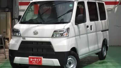 ハイゼットカーゴデラックス　SAⅢ　★総合評価優良車★　ま・さ・かのほぼ新車の✨✨現行型✨✨ハイゼットがドドーッと入庫してまいりました！！！手厚いディーラー保証継承可能でお仕事に使う方にも嬉しく安心！！！最近増えてる個人事業主様徹底応援！！！黒ナンバー登録対応致します🎵 　夜間の明るさの向上に嬉しいＬEDへッドランプ付で配達時の視界をクリアに照らします♪安心の長寿命！！！車検も嬉しい4年11月まであります！！！