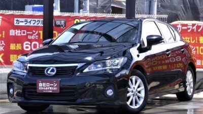 LEXUS　レクサス　CT　200h　バージョンC　【🆕大阪店初入荷🆕】　レクサスブランドのハイブリッドハッチバックがついに大阪店に入荷いたしました✨　高級車ならではのアルカンターラシートで乗り心地抜群💎　カタログ燃費34.0km/Lを記録する低燃費⛽　パドルシフトやクルーズコントロールで利便性も良く、低重心設計なのでフラつきにくい🏁　バックカメラ付きなので初心者の方でも楽々運転可能📸　維持費を抑えられてレクサスに乗れちゃいます😎　《1年保証付》