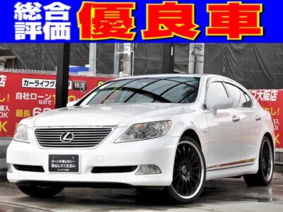 LEXUS　レクサス　LS460　バージョンS　【総合評価優良車】　綺麗なパール色にカールソン21インチアルミホイールが良く似合っております✨　内装も白を基調としたレザーシート&木目調内装パネルで高級車ならではの上質な雰囲気満載です💎　走行中フルセグTV視聴可能📺　パワーシート&シートメモリー・シートヒーター&シートエアなど利便性良好✨　バックカメラで楽々駐車📸　クルーズコントロールで高速道路の走行など遠出も楽々です🗾　《1年保証付》