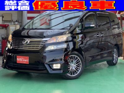 VELLFIRE　ヴェルファイア 2.4Z　★総合評価優良車★嬉しい車検2年付！！！人気👑のヴェルファイアが大好評につき再入庫しました😻😻人気装備の両側パワスラ！！車内を広く使える7人乗り🤱2列目シートにはオットマン、Wエアコン、DENSO製空気清浄機など贅沢な装備が盛りだくさん💎✨社外レーダー、サイドカメラ、バックカメラで運転支援もバッチリです📸Weds製１８インチAWで見た目もバッチリ👀✨純正AWとスタッドレス付！！人気車種につきお問い合わせはお早めに❗❗