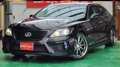 LS460 Ｉパッケージ　 人気のVIPセダン！！どんないじり方をしてもよく似合う定番の1台です♬社外イカリングヘッドライトと社外テールランプ、社外２０インチアルミなどカスタム済みなのでそのままでもカッコよくお乗り頂けます！！！お手軽に車高変更できるサスコン搭載済！！更なるローフォルムを実現する社外エアロ付！！！高級車の大定番🎵全席黒革シートにクルコン・パワーシートなどドライブを快適にする装備もたくさん付いてます！！嬉しい✨✨納車時タイヤ4本新品✨✨