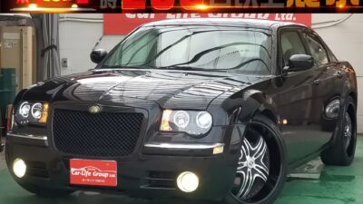 CHRYSLER   クライスラー 300    ★帰ってきた！THEアメリカンセダン！！！★クライスラーといったらやはりこいつではないでしょうか？？本革シートをあしらった人気の３００が大人気に付き入庫致しました🎵オシャレに決まってる社外ブラックインナーヘッドライト！！！存在感抜群の22インチ社外アルミ装着で街中で注目される1台に！！！音響空間も大充実なバイザーモニター付で車内空間も楽しいですよ！！！タイヤ4本新品交換でのご納車です(*^▽^*)