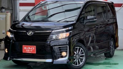 ヴォクシー　ZS　大人気のミニバン・ヴォクシーの現行型が入庫致しました！！　♪ワンオーナー車♪　☆車検たっぷり残っております☆　都会的でスタイリッシュなデザインで、カッコいいミニバンです🔥　レバー1つで様々なシートアレンジが可能なので、快適にお乗りいただけます☆　運転する時の視界もとっても見やすくなっていますので、狭い道なども御安心ください(*^▽^*)　