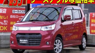 WAGON R STINGRAY　ワゴンRスティングレー　【🎰走行7万km・年式7年以内の77コーナー🎰】　光沢のあるスズキの人気カラー『フェニックスレッドパール』　深みのある赤色で目立ちすぎない大人な魅力😎　新車時のカタログでも採用された超人気色です✨　カタログ燃費30.0km／Lを達成したアイドリングストップ付きの低燃費車⛽　なかなか仕入れることのできない低走行・高年式車両のため早急にお問い合わせください💣　ストラーダ高性能ナビで走行中フルセグTV・DVD視聴可💠　《1年保証付》