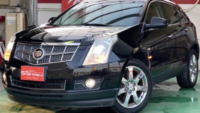 キャデラック　SRX　クロスオーバー　プレミアム☆　４WD！！！ＴOKYO店初入庫の大激震( ﾟДﾟ)大人気キャデラックSRXクロスオーバーです♪　二代目となるこのSRXは二列シートになり、車体とエンジンがダウンサイジングしたため、日本でも使い勝手抜群のミドルサイズSUVです！！　お財布に優しいレギュラーガソリン仕様３Ｌ・Ｖ型6気筒エンジン搭載です！！　ザ・アメ車なカッコいい見た目とは裏腹に、上品で高級感漂う車内になっております☆　☆総合評価優良車☆