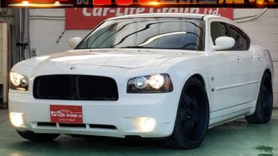 DODGE CHARGER    ダッジ　チャージャー　人気の定番ビッグアメリカンセダン♪海を渡ってきた猛牛ーチャージャーーが入庫致しました！！！オシャレなハーフレザーシートで締まった印象に仕上がっています(*^-^*)高速らくらくのクルコンとＥTC付で便利さもしっかり！！！社外足回りと社外２２インチアルミホイールで存在感を猛アピール⚡⚡嬉しい車検2年付！！