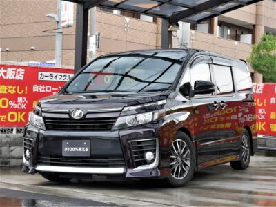 VOXY　ヴォクシー　ZS　最高のデザイン性で他車と圧倒的な差をつけられます🌈　内装はブラック&オレンジ色で、それに合わせたクラッツィオ製専用フロアマットが非常にマッチしております✨　レザー調シートカバーで上質な雰囲気も漂っており、唯一無二のオシャレなヴォクシーです💎　外装も社外ダウンサスによるローダウンで魅力満載🏁　外装色は深みのある人気のパープル「ヴォルドー」💎　大阪店超オススメ車両です🎉　🌜大阪店専用HPにて360°画像💫&動画🎥を随時更新中❗carlifegroup.jp で検索🕵️‍♂️🌛《1年保証付》