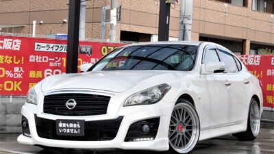 FUGA　フーガ　370GTタイプS　クルマ好きの方必見❗❗　社外20インチAW&社外車高調と完成された足回り🏁　IMPUL製フロントバンパーにカーボン調リアスポイラーによるドレスアップ💎　さらに、IMPULコンピューターに換装されており、計り知れない走行性能を秘めております😎　VIPER付きでセキュリティ対策もバッチリです🔑　走行中フルセグTV視聴可能📺　純正装備もパドルシフト・クルーズコントロール・ステアリングスイッチ・バック&サイドカメラなど、超豪華で利便性に長けたものが勢ぞろい💎　早急にお問い合わせください💣　《1年保証付》