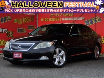LEXUS   LS460　バージョンS-Iパッケージ　レクサスの最高級車です！！人気のブラックで重厚感と高級感&V型８気筒４.６Lガソリンエンジンを搭載し最高出力３８５馬力を発生します コーナーセンサー・バックカメラ付で前後の間隔も掴みやすい(^_^)♬　黒革シートとステアリングスイッチ付きウッドコンビハンドルで高級感はハンパないです🎵サンルーフ付きなので天気の良い日に開ければ開放感も抜群ですよ🌞　月々３万円台～✨　🌟車検２年付🌟🌛TOKYO店専用HPにて更新中❗ carlifegroup.tokyo.jpで検索🕵️‍♂️🌛《1年保証》