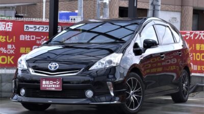 PRIUS　α　プリウスアルファ　S　～3列シート7人乗りtype～　大人気の大画面8インチナビで走行中フルセグTV・DVD視聴可📺　BluetoothAUDIOも使用可能です💠　外装もモデリスタエアロや社外AWでカッコイイ🤩　ブルーLEDが光るフロントリップで夜もオシャレ♪　3列シートでファミリー様にもオススメです🙌　3列目シートを倒せば大容量スペースでお荷物もたくさん載ります🛒　《1年保証付》