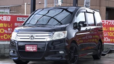 STEPWGN　ステップワゴン　スパーダZ　★フローリングフロア仕様★でお部屋のような車内空間💎　後席の方も嬉しいフリップダウンモニター付いています🎵　ウォークスルー可能や3列目シートが床下格納できるので使い勝手も便利✌🏻　駐停車にも安心のバックカメラ📸　外装も社外18インチのブラックAWでクールに仕上がっています🤩　🌜大阪店専用HPにて360°画像💫&動画🎥を随時更新中❗carlifegroup.jp で検索🕵️‍♂️🌛《1年保証付》