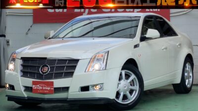 CADILLAC   キャデラック　ＣＴＳ　2.8　大人気アメリカンセダン・キャデラックＣＴＳが好評につき再び入庫致しました！！　シンプルなデザインながら迫力のある外観で、飽きの来ないカッコいいお車です🔥　全席ベージュのレザーシートになっており、前席はパワーシートですので運転ポジションも楽々合わせられます！！　乗って分かる高級感✨　夜間も見やすく安心！ＨＩＤプロジェクターヘッドライト付♪　☆ディーラー車☆