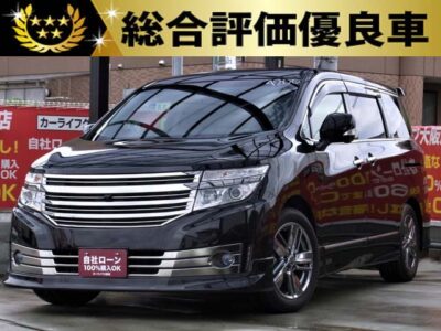 ELGRAND　エルグランド　ライダー　ブラックライン　ハイパフォーマンススペック　【特別仕様車グレード】　言わずと知れた日産高級ミニバンからダーククロムのフロントグリルなど人気の高いアイテムが標準装備された『ブラックライン』にさらにエンジン・ボディがトータルチューニングされ剛性感のある『ハイパフォーマンススペック』が合わさった特別仕様車✨　内装や外装はもちろん、目に見えない内部までカスタムを純正で施されています🔯　黒本革シート仕様やパワーシートにシートヒーター、パワーバックドアなど高級車ならではの装備★　アラウンドビューモニターで駐車時も安心🙌　🌜大阪店専用HPにて360°画像💫&動画🎥を随時更新中❗carlifegroup.jp で検索🕵️‍♂️🌛　《1年保証付》