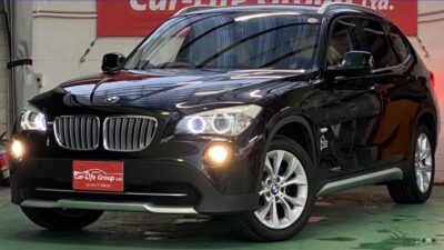 BMW　X1　XDRIVE25i　★総合評価優良★ ★４WD★　★納車時タイヤ4本新品★　✨走行距離7万キロ台！！✨　カロッツェリア社外サイバーナビ（CD、DVD、フルセグTV走行中視聴〇、Bluetooth、USB、SD）の豪華装備♪　黒＆ベージュカスタム内装！かっこよく決まっています！　SUVタイプだけど小さめボディで取り回しもラクラク♪1度は乗りたい憧れのBMW入りました。乗ればわかるBMWの癖になる操作性！！いま、あなたの手に・・・・・　