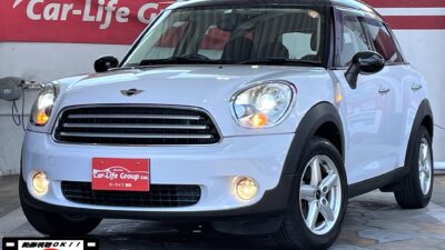 MINI　　ミニ★クーパー・クロスオーバー★欧州コンパクトＳＵＶ！！福岡店初入庫！！綺麗なライトホワイトカラーにブラックルーフのオシャレな１台！ストラーダＨＤＤナビ装着済・メディア機能も多彩！！ＨＩＤヘッドライトで夜間も明るく走行性も抜群！！純正１６インチＡＷ＆納車時新品タイヤ装着☆総合評価優良車☆　月々支払3万円台～😲　🎥＂高画質ムービー有▶