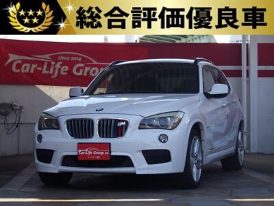 BMW　Ⅹ1　XDrive　25i　MスポーツPkg　☆☆4WD☆☆　✨車検2年付&納車時新品タイヤ&総合評価優良車✨　見た目もカッコイイ人気のX1MスポーツPkg入庫です！！ストラーダナビ地デジフルセグ走行中視聴可&ミラーＥＴＣ&電動パワーシート&バックカメラ装備充実でドライブが楽しくなります( ^)o(^ )内外装共に一味違う装備のMスポーツPkg見た目も美車な車輌(^_-)-☆🚗福岡店専用HPでも在庫確認可能‼✨ 【carlifegroup.fukuoka.jp/】で検索🕵️‍♂️